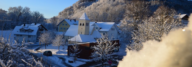 Kirche und Gemeindehaus Pbg im Schnee