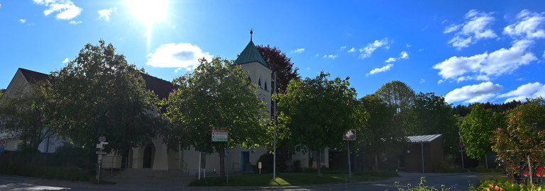 Friedenskirche im Gegenlicht