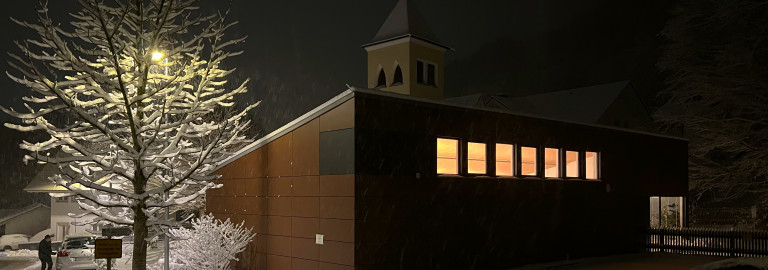 Gemeindehaus und Friedenskirche im Schnee