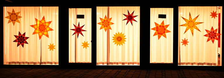 Adventssterne am Gemeindehausfenster