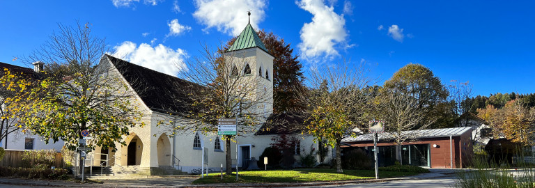 Friedenskirche mit Gemeindehaus im Herbst