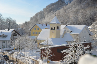 Kirche und Gemeindehaus im Schnee