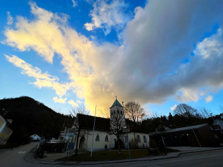 Friedenskirche mit Wolken