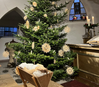 Weihnachtskirche innen mit Krippe