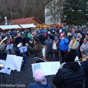 Posaunenchor spielt am Weihnachtsmarkt