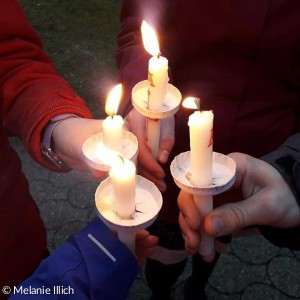 Osternacht - Kerzen in der Hand gehalten